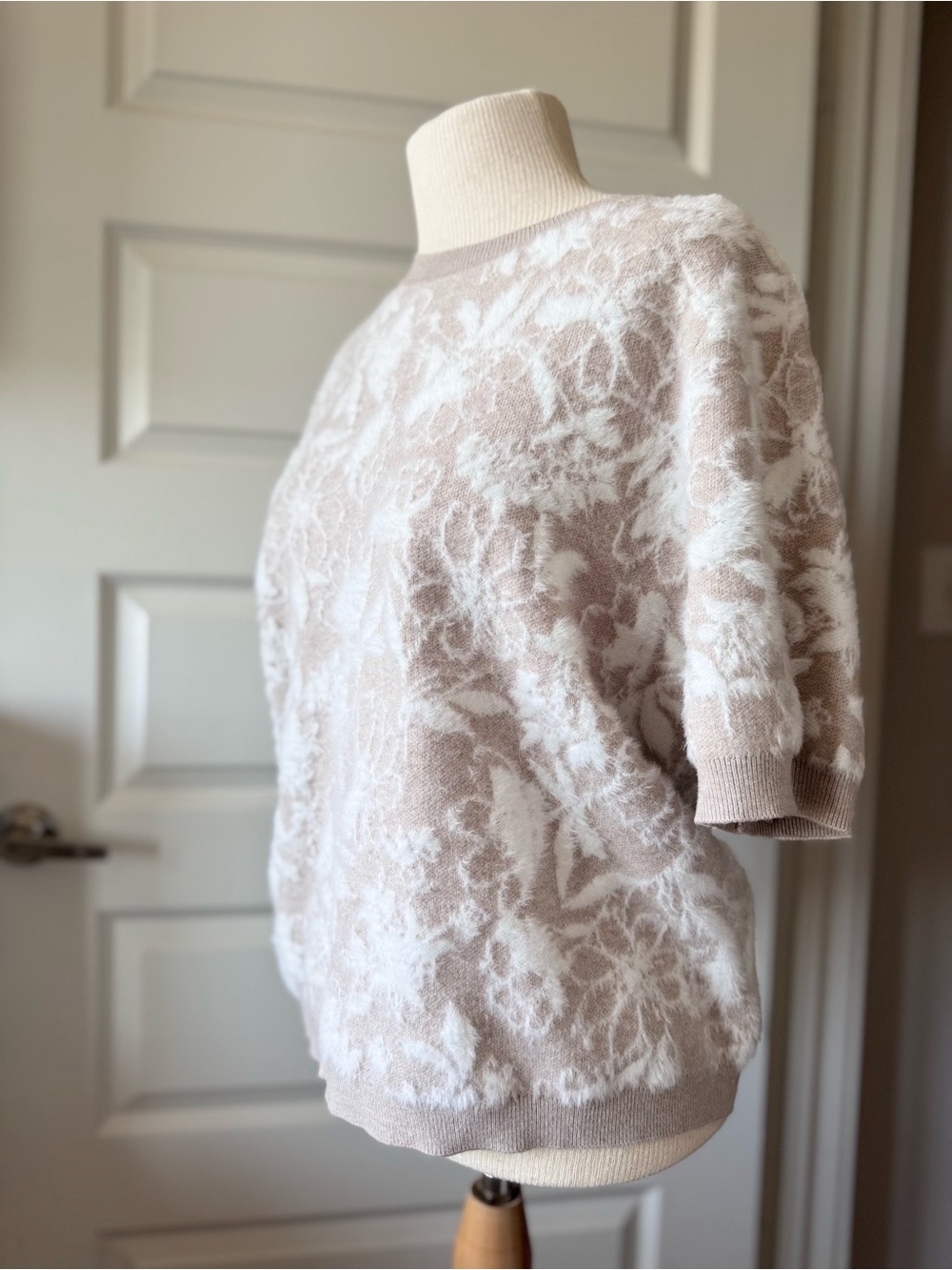 NWT Rachel Roy Beige Floral Knit Short Sleeve Sweater Soft Textured Pullover - Picture 2 of 9